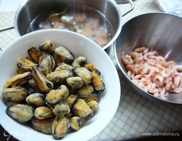 Добавляем к рыбе мясо мидий и очищенные креветки.