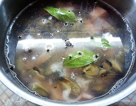 Добавляем горошинки душистого перца, ставим на огонь и варим 5-7 минут.