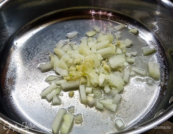 В сковороде разогреваем сливочное и оливковое масла, добавляем мелконарезанные репчатый лук и чеснок и жарим до прозрачности.