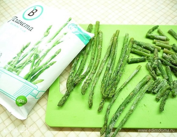 У стеблей спаржи удаляем грубую часть и нарезаем их на несколько частей.