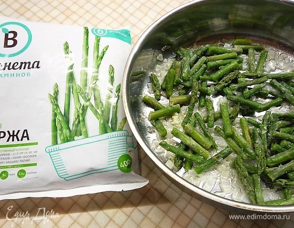 Добавляем спаржу в сковороду с луком, приправляем специями, имбирем, мускатным орехом, кардамоном. Тушим под крышкой 7–10 минут.