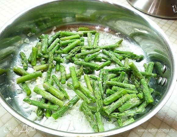 К овощной смеси добавляем муку, перемешиваем и тушим еще 5 минут. Убираем с огня.