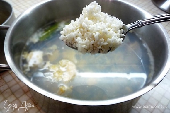 Добавляем в бульон хорошо промытый рис и варим до готовности риса.