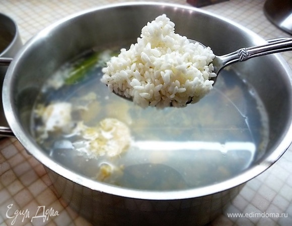 Добавляем в бульон хорошо промытый рис и варим до готовности риса.