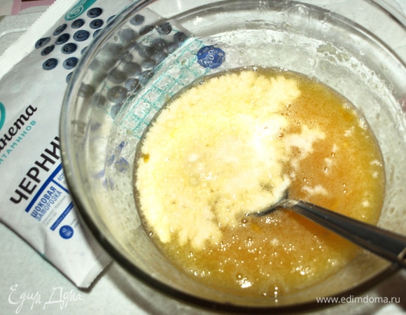 Все продукты должны быть комнатной температуры. Яйца взбить с сахарной пудрой в однородную массу. Добавить соль, растительное масло и молоко. Все взбить.