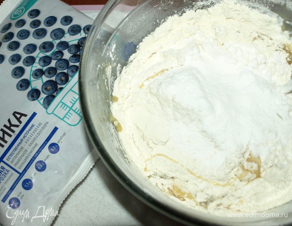 Муку просеять, добавить разрыхлитель, ванильный порошок. Хорошо перемешать до однородного состояния.