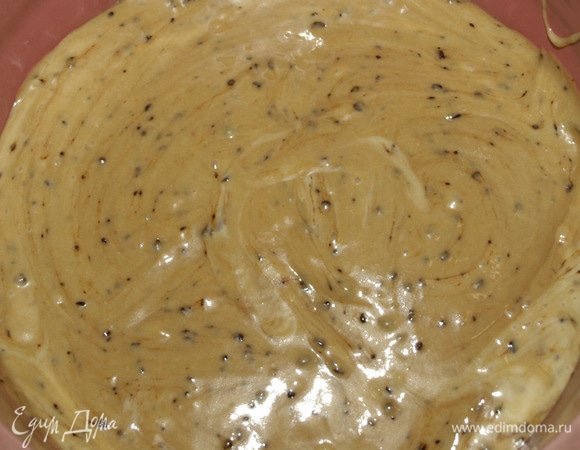 Тесто разделить на две части. В одну часть добавить кофе и хорошо перемешать. Выкладываем кофейное тесто в форму. Делить тесто на две части необязательно. Можно просто смешать все продукты вместе.