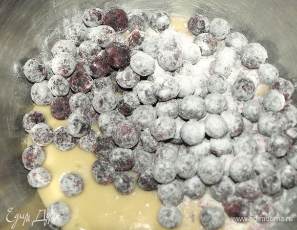 Во вторую часть добавляем чернику ТМ «Планета витаминов» с крахмалом и осторожно перемешиваем.