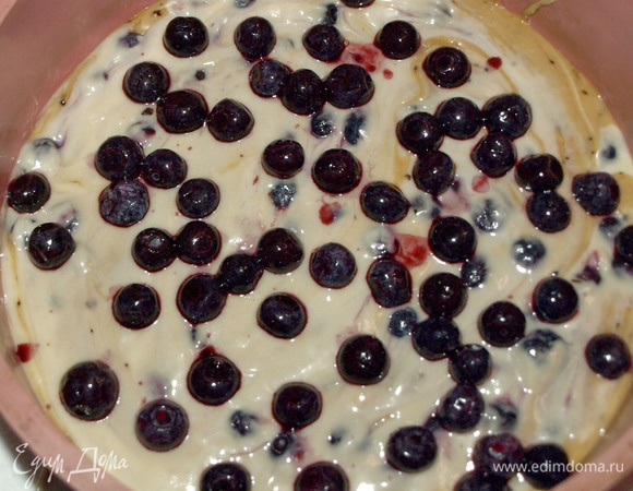 Выкладываем сверху на кофейное тесто. Разравниваем. И кладем сверху оставшуюся чернику.