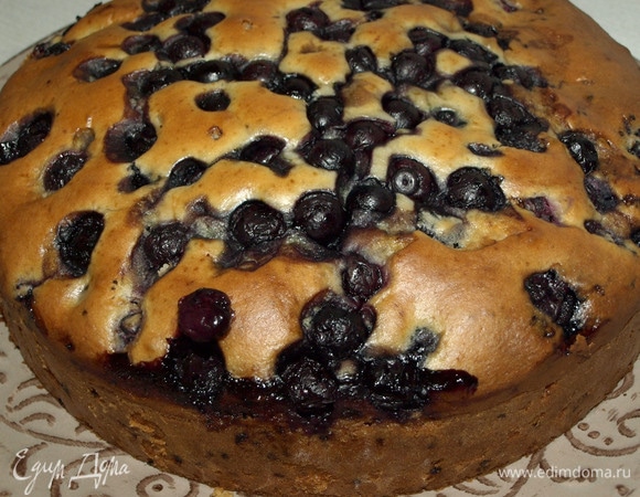 Отправляем в заранее разогретую до 180°C духовку. Выпекаем кекс 40 минут или до готовности. Готовность проверить бамбуковой палочкой. Если палочка сухая, то кекс готов. Даем кексу остыть в форме. Перекладываем на блюдо. Можно посыпать сахарной пудрой.