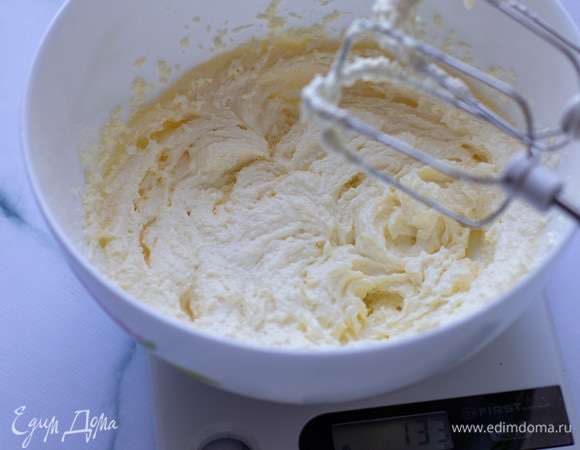 Взбить размягченное масло с сахаром до состояния легкого крема.