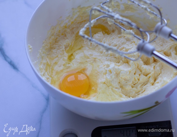 Продолжая взбивать, по одному ввести яйца.