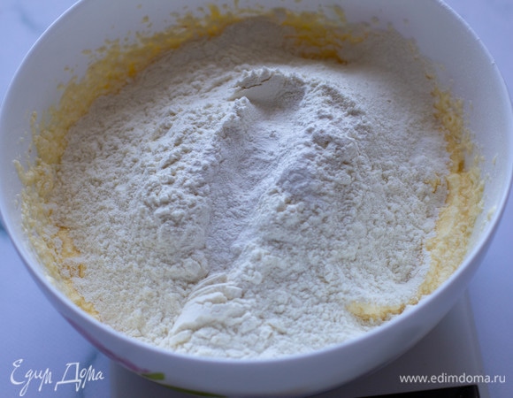 Добавить половину просеянной муки, разрыхлитель, ванильный экстракт и щепотку соли. Аккуратно перемешать до объединения ингредиентов. Добавить оставшуюся просеянную муку и снова все перемешать.
