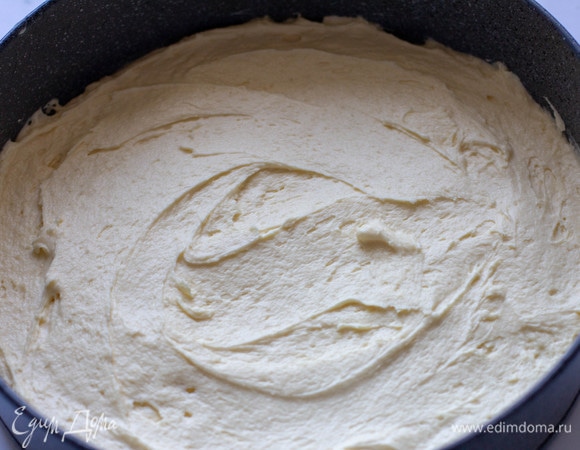 Форму для выпекания смазать сливочным маслом. Выложить в нее тесто и разровнять.