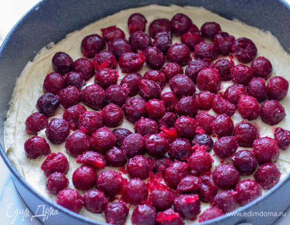 Распределить ягоды по поверхности теста, немного не доходя до края формы, чтобы при выпекании сок от вишни не попадал на горячую форму и не пригорал. Отправить в разогретую до 180°C духовку на 30–35 минут.