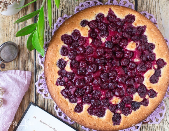 Готовый пирог по желанию можно посыпать сахарной пудрой или дробленными орешками. Приятного аппетита!