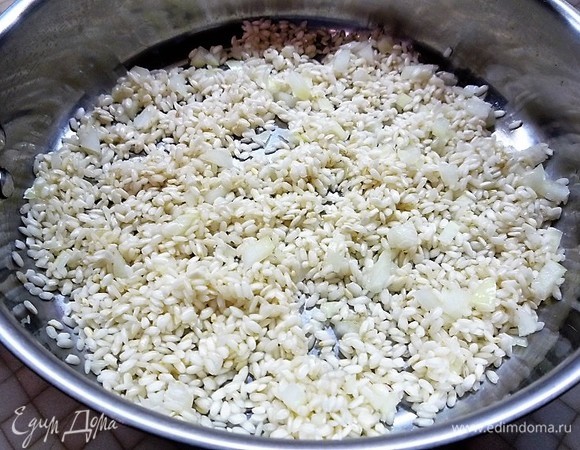Добавляем мелконарезанный лук и готовим еще 1 минуту.