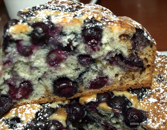 Вот какой красивый разрез. Край кекса кофейный, ягоды сочные, бисквит пушистый.
