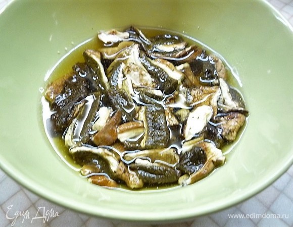 Белые грибы замачиваем в воде на 30 минут, затем вынимаем из воды и нарезаем кусочками.