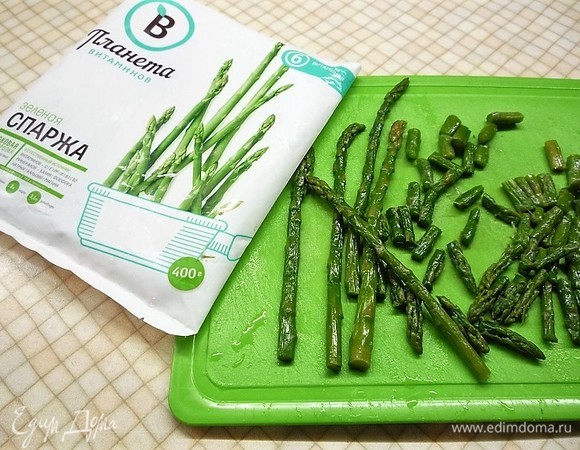 У стеблей спаржи ТМ «Планета витаминов» срезаем грубую часть и нарезаем небольшими брусками.
