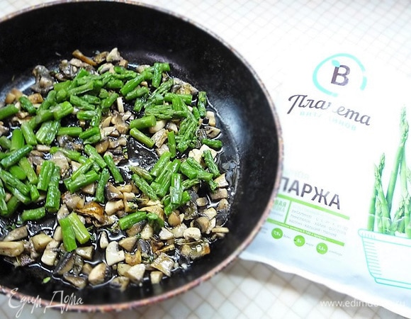 Добавляем спаржу к грибам, перемешиваем и тушим под крышкой еще 5 минут.