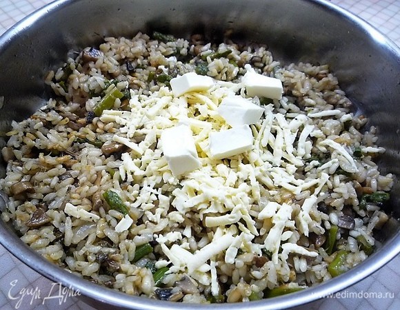 Снимаем сковороду с плиты, добавляем сливочное масло и натертый на крупной терке сыр. Добавляем рубленую зелень петрушки, аккуратно перемешиваем, накрываем крышкой и даем настояться 2–3 минуты.