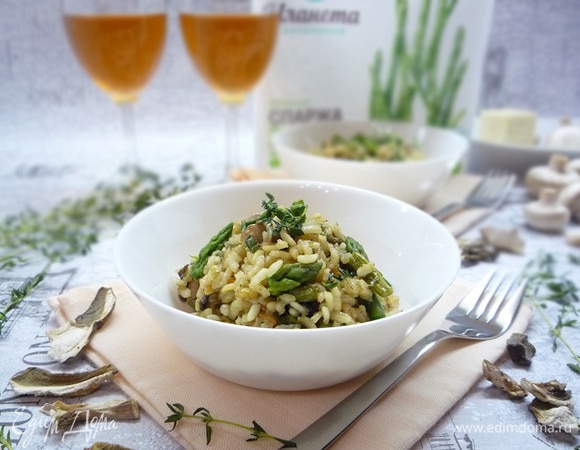 Подаем на стол сразу же, пока ризотто горячее. Украшаем блюдо ростками спаржи, веточками тимьяна и тертым сыром. Приятного аппетита!