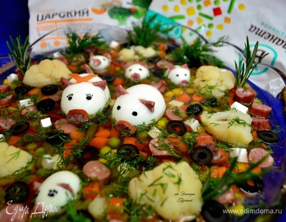 Заливаем все подготовленным заранее желатином (30 г желатина залить 900 мл воды на 30 минут). Отправляем в холодильник на 4 часа.