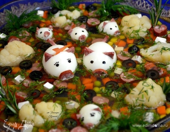 Подать заливное с отваренной свежей картошкой!