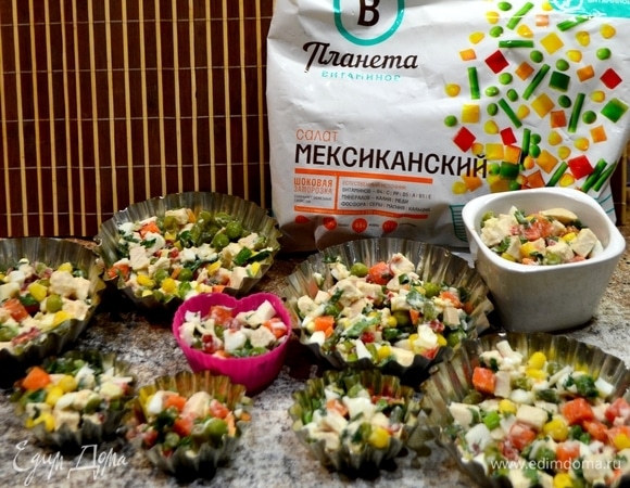 Отварить овощную смесь, яйца, куриную грудку, зелень, все нарезать кубиками и наполнить формочки. Яйца лучше добавлять без желтка, иначе цвет заливного будет не совсем прозрачным. Заливаем формочки подготовленным желатином (30 г желатина залить 900 мл воды на 30 минут, на медленном огне растворяем, не доводя до кипения). Отправляем формочки в холодильник застыть.