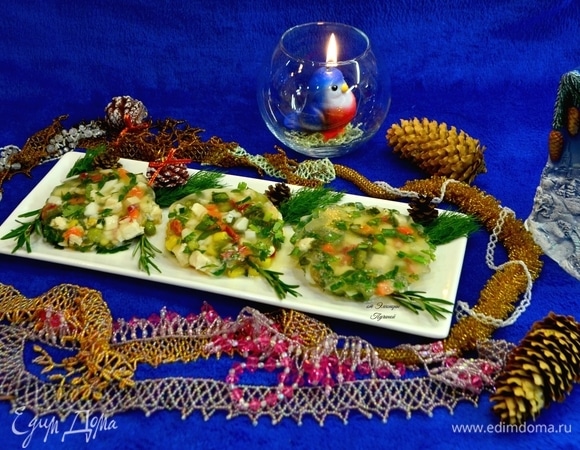 Когда заливное застыло, формочки на 10 секунд опускаем в кипяток — так заливное легко выйдет из формочки.