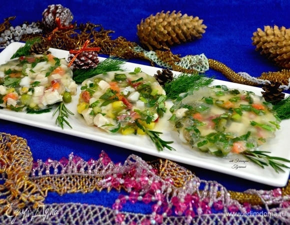 Подать заливное на отдельном блюде к отваренному рису или картошке. Украсить зеленью. Приятного всем аппетита!