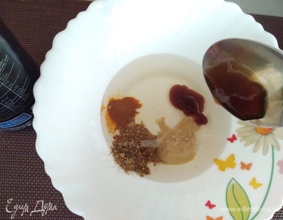 Для маринада смешать все ингредиенты в миске, размешать вилкой до соединения. У меня гранатовый соус с бальзамиком, если вы берете обычный, добавьте несколько капель бальзамического уксуса.