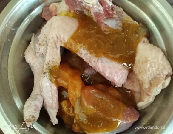 Обвалять утку в маринаде, миску накрыть пленкой или крышкой и убрать в холодильник на 2–3 часа для маринования.