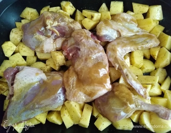 Картофель почистить, нарезать крупными кубиками, посолить и добавить приправу для картофеля. Переложить картофель в форму, сверху положить утку. Я не смазывала форму, потому что уточка была достаточно жирная.