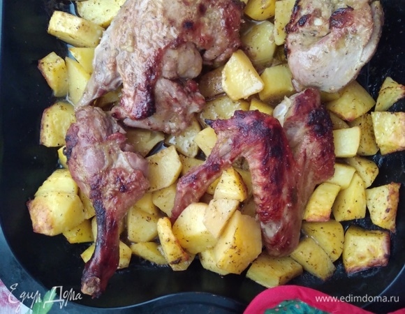 Духовку разогреть до 230°C. Как подрумянится, убавить жар до 200°C. Запекать 50 минут до золотистого цвета и готовности птицы.