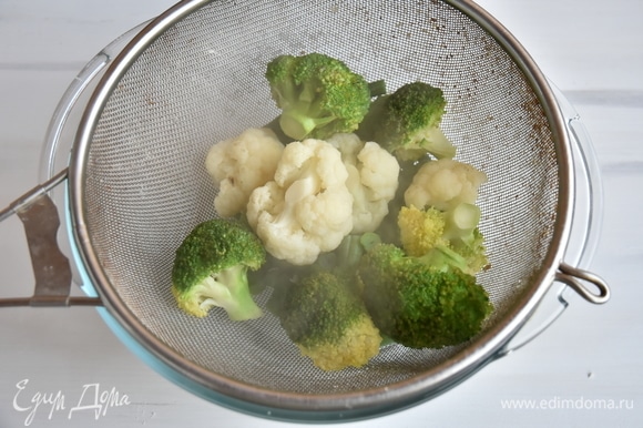 Для запеканки можно взять любые овощи по вкусу. Замороженные овощи положить в кипящую подсоленную воду и проварить 2 минуты. Затем откинуть на сито и дать стечь воде.