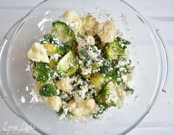 Сыр натереть на терке и смешать с овощной смесью. Досолить и поперчить по вкусу. Так как я использовала достаточно соленую брынзу, соль не добавляла.