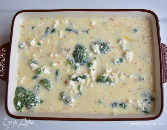 Смешать яйца с молоком и мукой. Взбить венчиком, чтобы не было комочков, и влить поверх овощей. Немного постучать формой о поверхность столешницы, чтобы смесь равномерно распределилась. Запекать в духовке, разогретой до 180°C, 40–45 минут. Чтобы верх запеканки не сильно подрумянился, желательно на первые 20 минут накрыть запеканку фольгой.