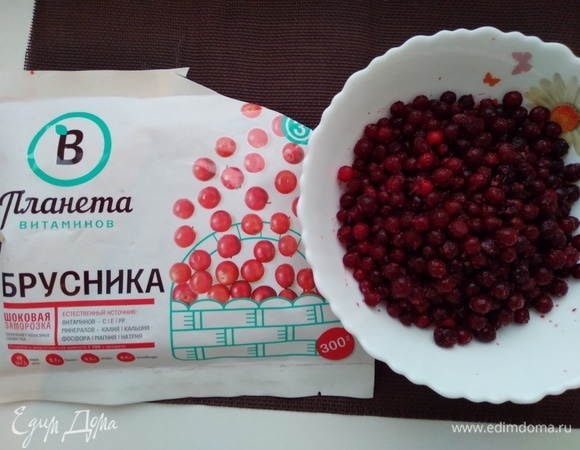Замороженную бруснику ТМ «Планета витаминов» разморозить, сок сохранить. Измельчить ягоды блендером и протереть через сито.