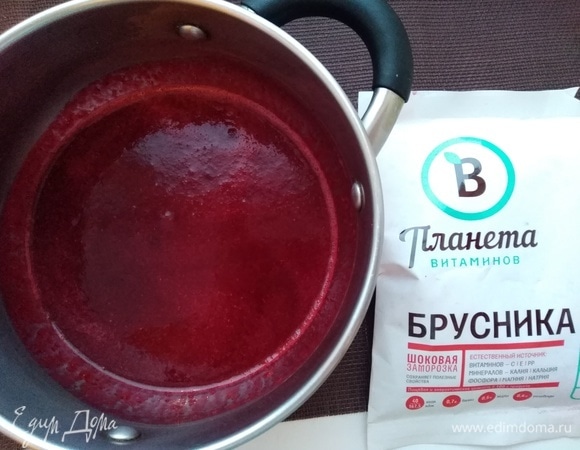Соединить в кастрюльке ягодное пюре и сок лимона. У меня получилось 140 г пюре. Если у вас меньше вышло, просто добавьте немного воды. Поставить на плиту и дать закипеть.