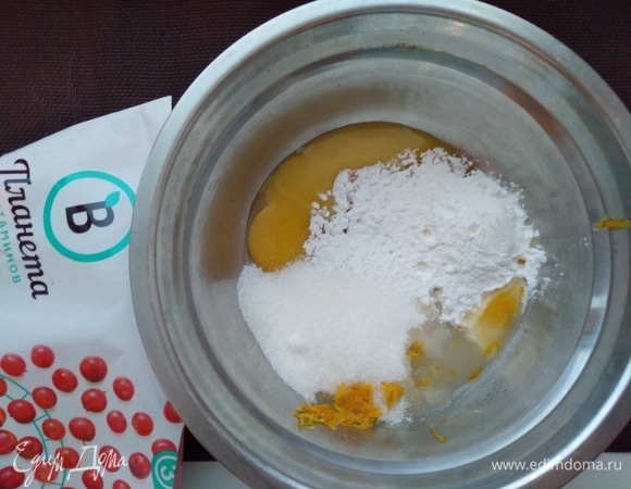 Соединить в миске желтки, сахар, крахмал и цедру лимона.Взбивать венчиком до пышной массы.