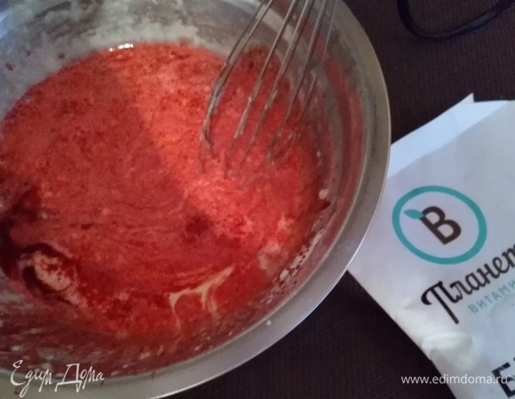 Не прекращая взбивать, влить тонкой струйкой ягодную смесь. Соединить.