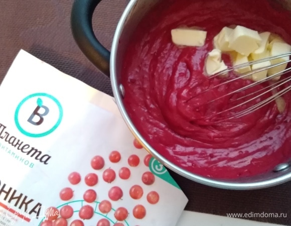 Добавить сливочное масло кубиками. Перемешать. Остудить до комнатной температуры.
