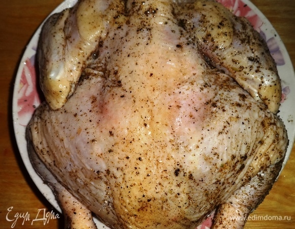 Курицу тщательно вымыть, обсушить бумажным полотенцем. Разрезать по грудке вдоль. Натереть курицу внутри и снаружи хмели-сунели, перцем, солью. Смазать 2 ч. л. растительного масла и оставить для маринования на 0,5 ч.