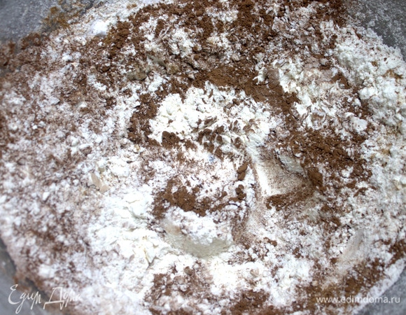 Муки у автора 200 г, но из-за ягод я решила взять побольше, так как тесто было жидковатое.