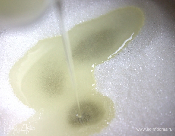 В кастрюльке в сахар влить воду.