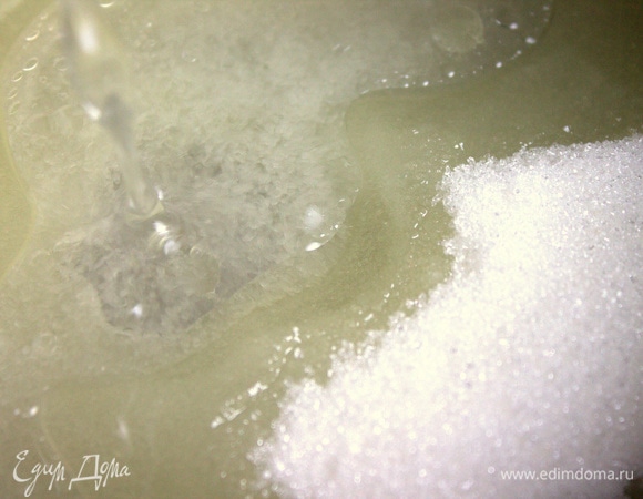 Влить масло без запаха.