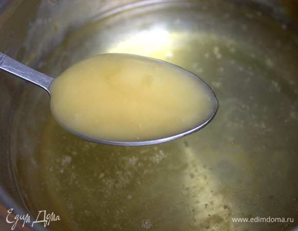 Держать на огне до растворения сахара, потом остудить немного и добавить мед.