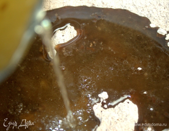 Влить теплый жидкий состав в сухой.